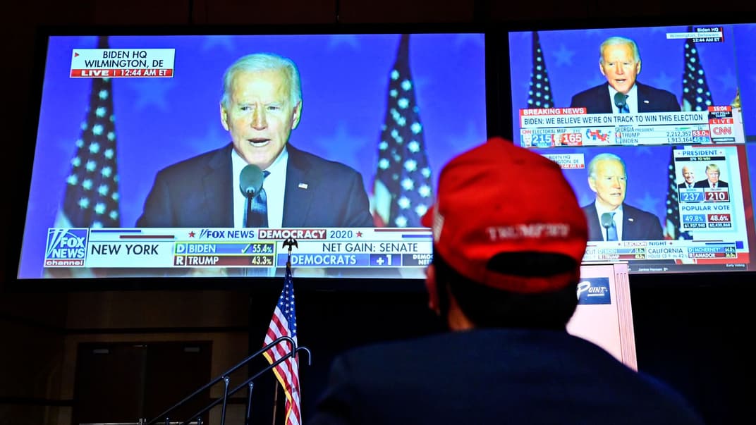 Сторонник Дональда Трампа слушает выступление его оппонента Джо Байдена, Лас Вегас, 3 ноября 2020 года