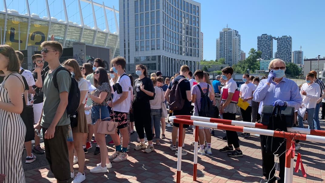 Учасники ЗНО у черзі до пункту тестування біля школи №78, Київ, 25 червня 2020