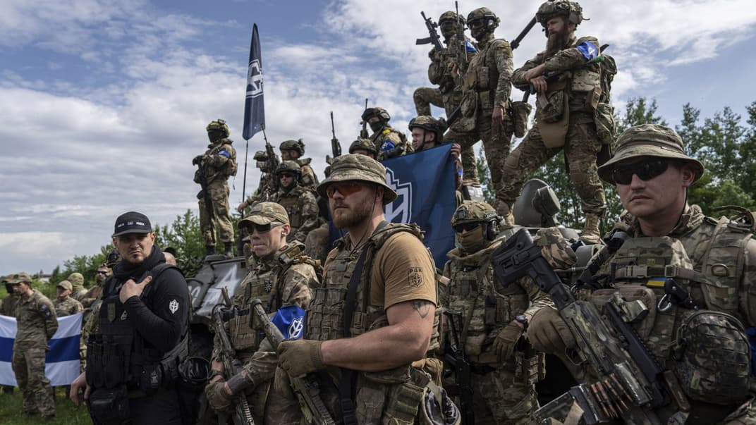 Бойцы «российского добровольческого корпуса» готовятся к пресс-конференции недалеко от границы в Сумской области, 24 мая 2023 года