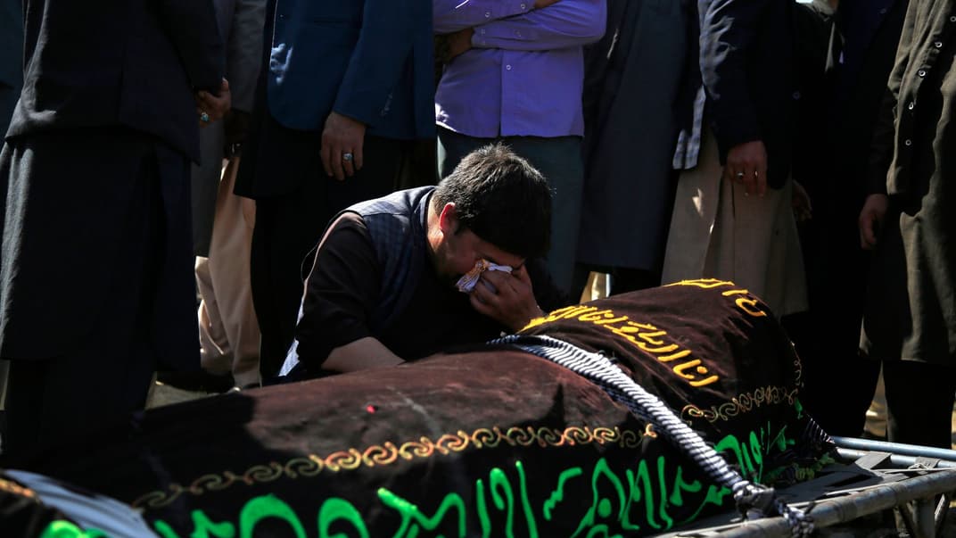 Поховання загиблих унаслідок вибуху біля школи дівчат у Кабулі, Афганістан, 9 травня 2021 року