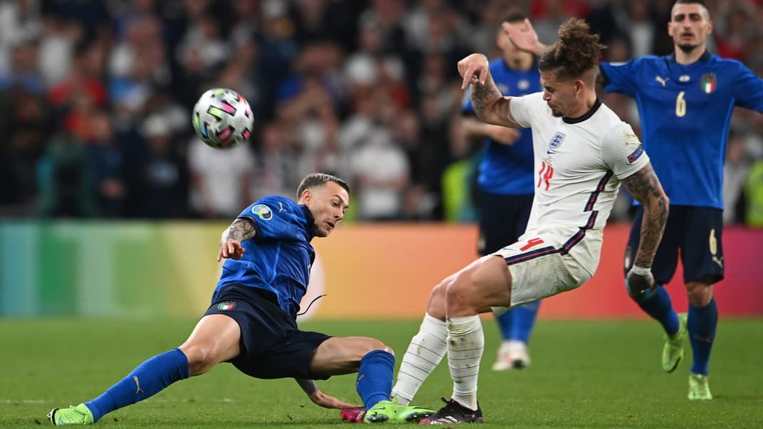 Итальянец Берарди (слева) и англичанин Келвин Филипс во время финала чемпионата Европы по футболу-2020. Лондон, Англия, 11 июля 2021 года