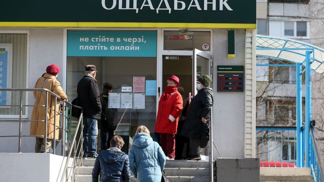 Люди біля Ощадбанку в Києві, 18 березня 2020 року