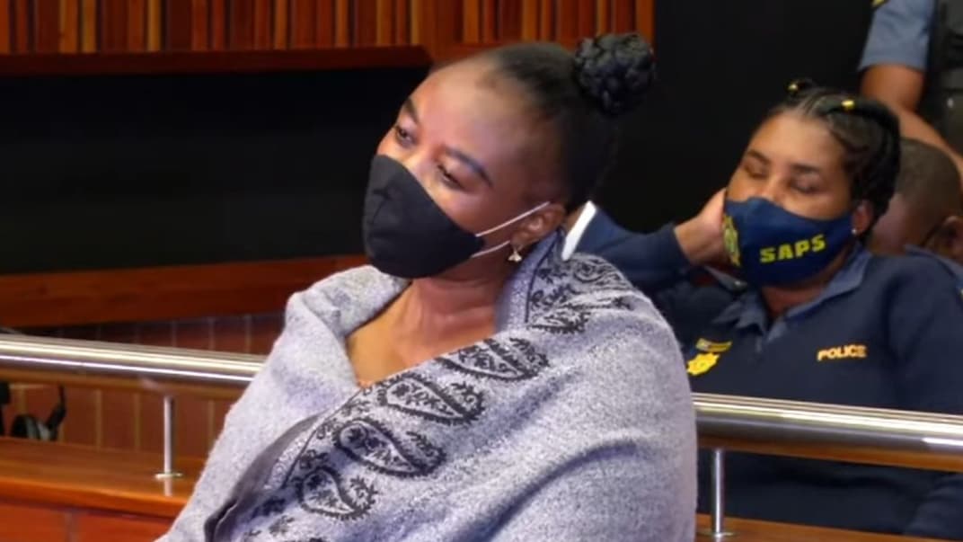 46-річна Номія Розмарі Ндлову на суді, де її звинувачували у вбивстві шістьох людей із метою наживи, Палм-Ридж, Південна Африка, жовтень 2021 року