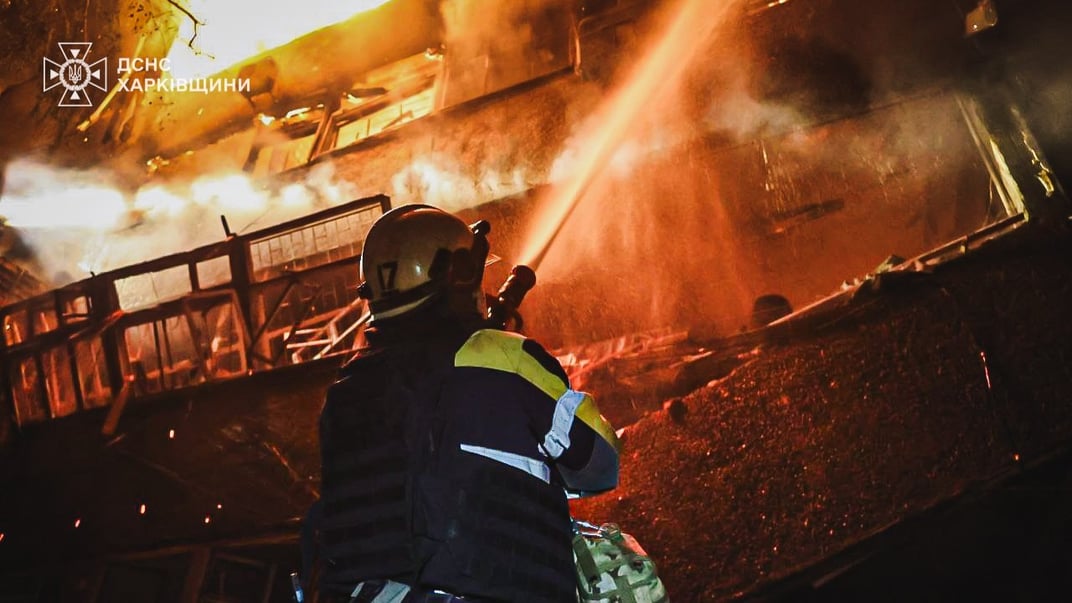 Спасатель на месте попадания российского снаряда в Харькове, 11 июня 2025 года