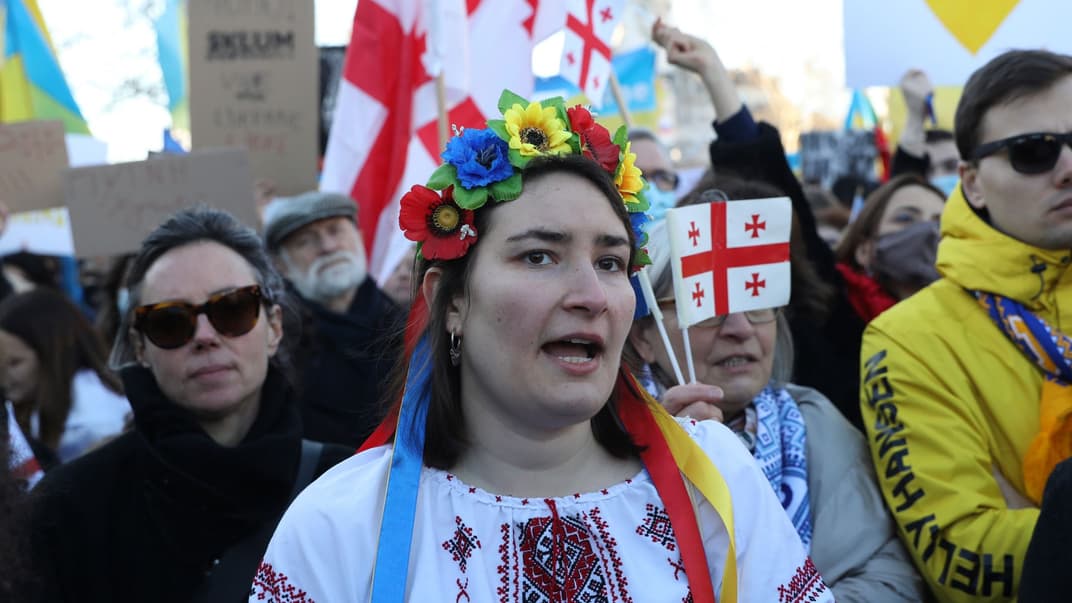 Украинка на митинге в знак протеста против вторжения россии в Украину, 26 февраля 2022 года в Париже
