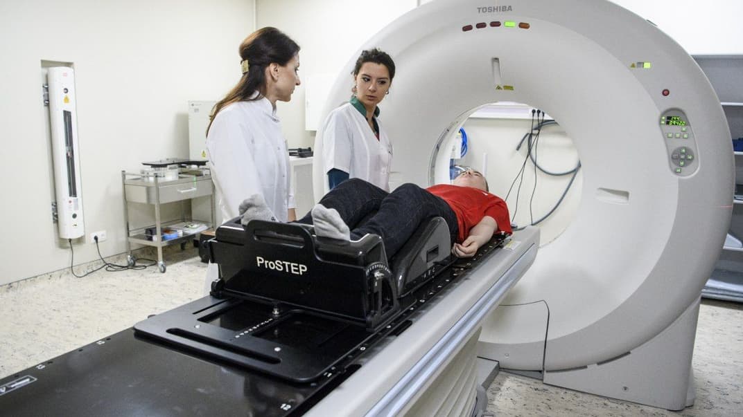 Лікарі проводять діагностику на комп'ютерному томографі в лікувально-діагностичному комплексі