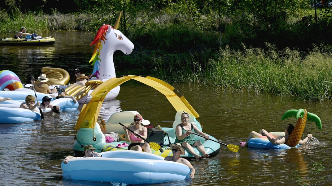 Люди з надувними човнами та саморобними плотами збираються під час традиційного фестивалю на річці Вантаа у Вантаа, Фінляндія, 26 липня 2025 року