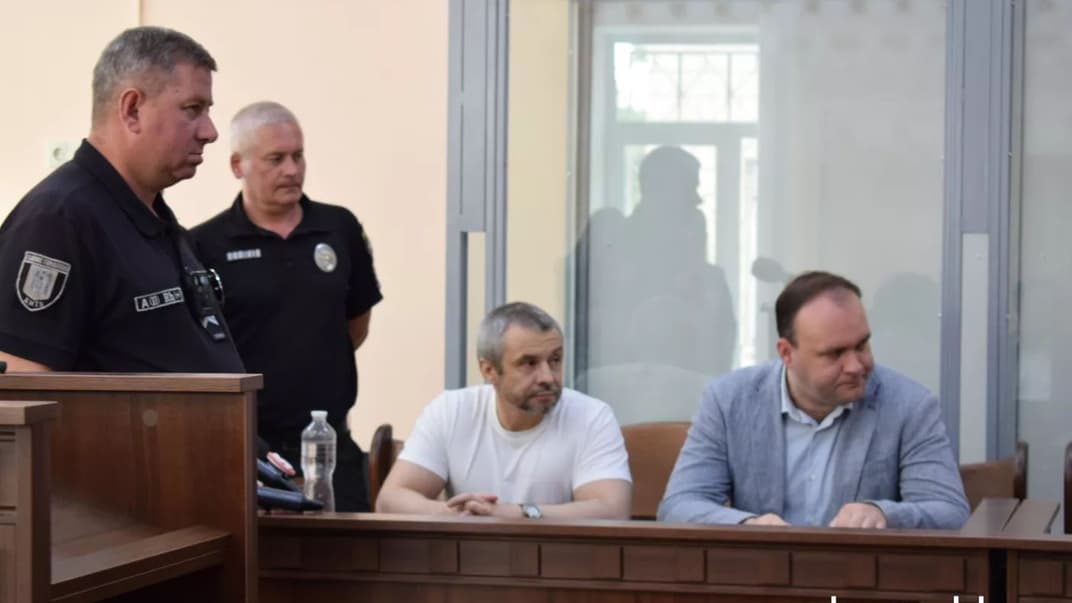 Один з обвинувачених — помічник депутата облради Олексій Левін (у білій футболці) на засіданні Дніпровського районного суду Києва, 26 червня 2023 року