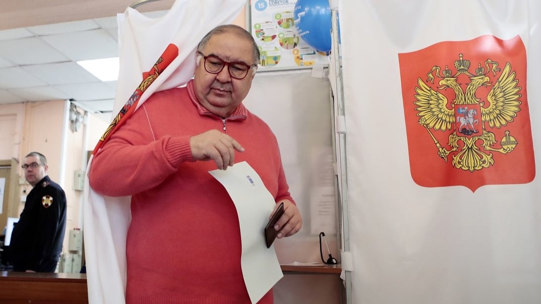 Ілюстративне фото. російський мільярдер Алішер Усманов голосує на президентських виборах у росії 18 березня 2018 року