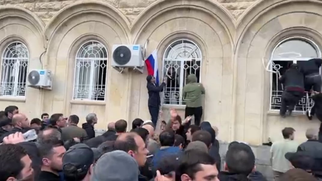 Влада Абхазії відкликає документ про ратифікацію угоди з рф після прориву протестувальників у парламент — ЗМІ