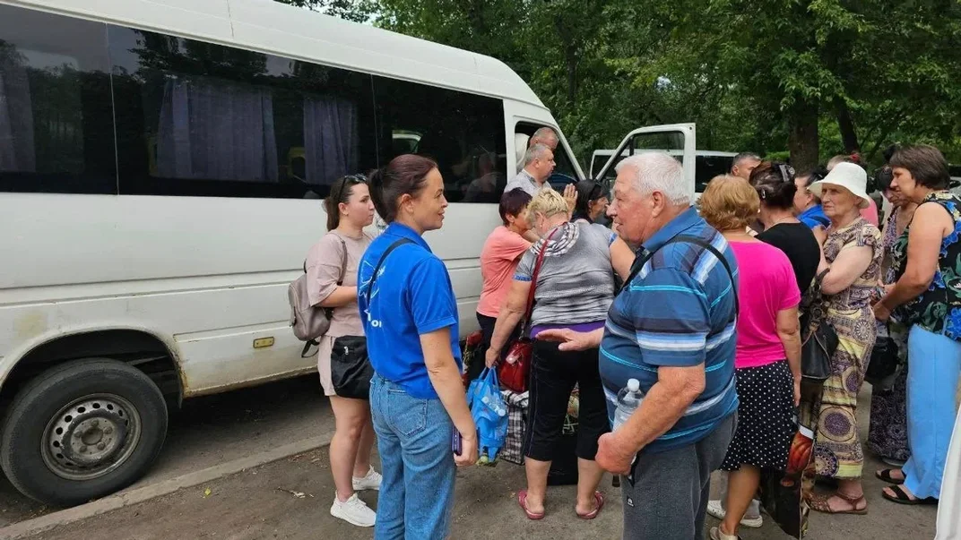 Ілюстративне фото. Працівники гуманітарної місії «Проліска» допомагають з евакуацією