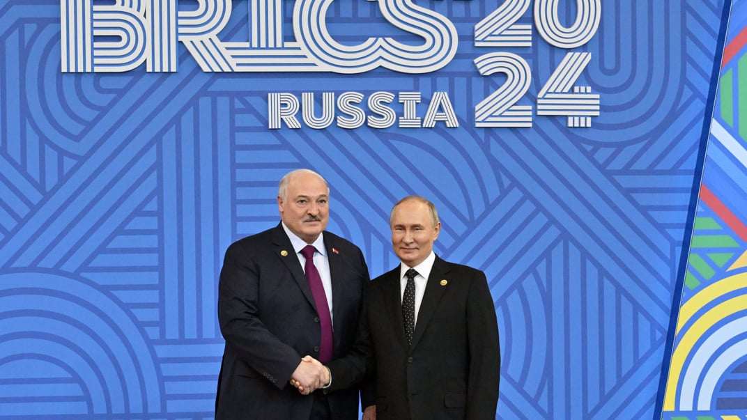 Самопровозглашенный президент Беларуси Александр Лукашенко с лидером россии владимиром путиным на саммите БРИКС в Казани, 23 октября 2024 года