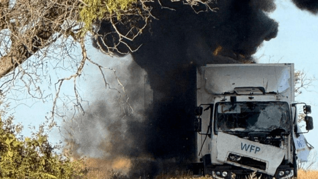 Вантажівка УКГС ООН, пошкоджена внаслідок російської атаки на Херсонщині