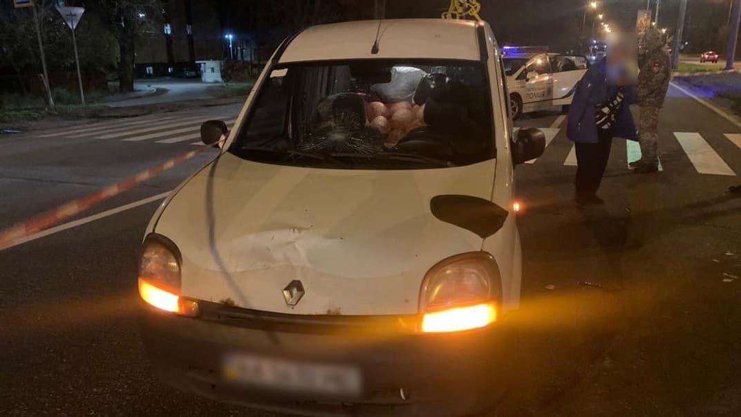 У Києві водій збив військову, яка несла службу на блокпості. Її госпіталізували 
