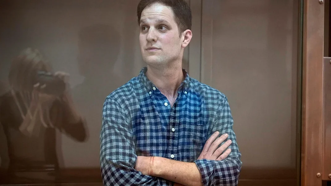 Репортер Wall Street Journal Эван Гершкович в стеклянной клетке в зале Московского городского суда, Москва, россия, 18 апреля 2023 года