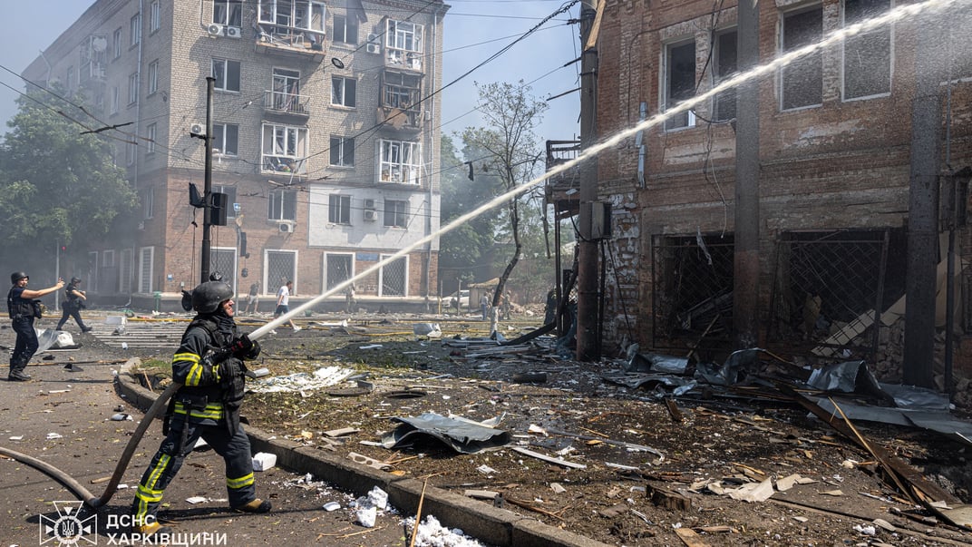 Рятувальники ліквідують наслідки російської атаки на Харків 7 липня