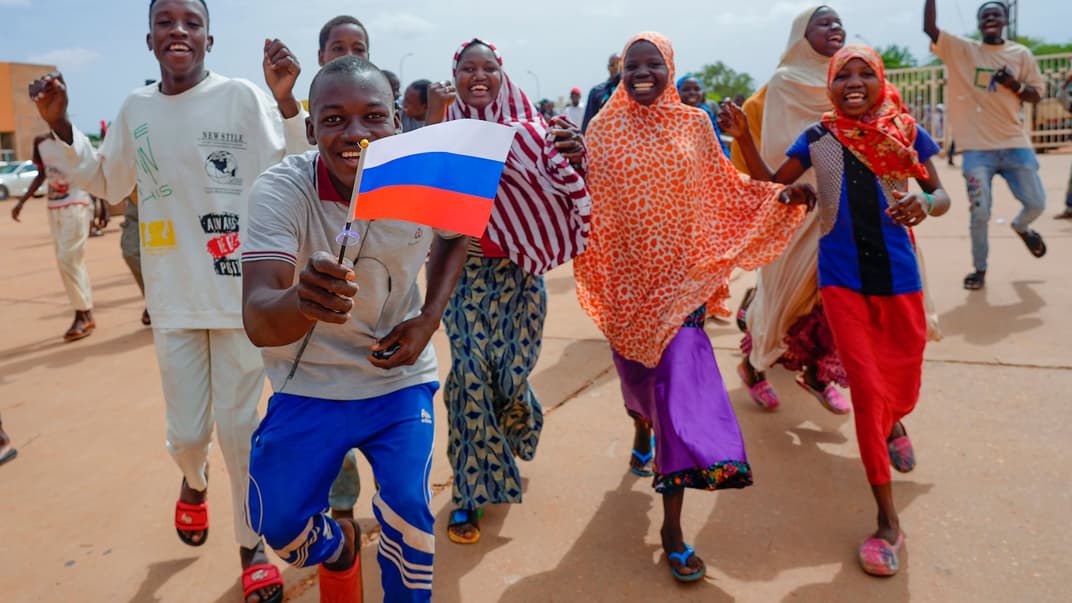 Поклонники хунты Нигера держат российский флаг в Ниамее, 6 августа 2023 года