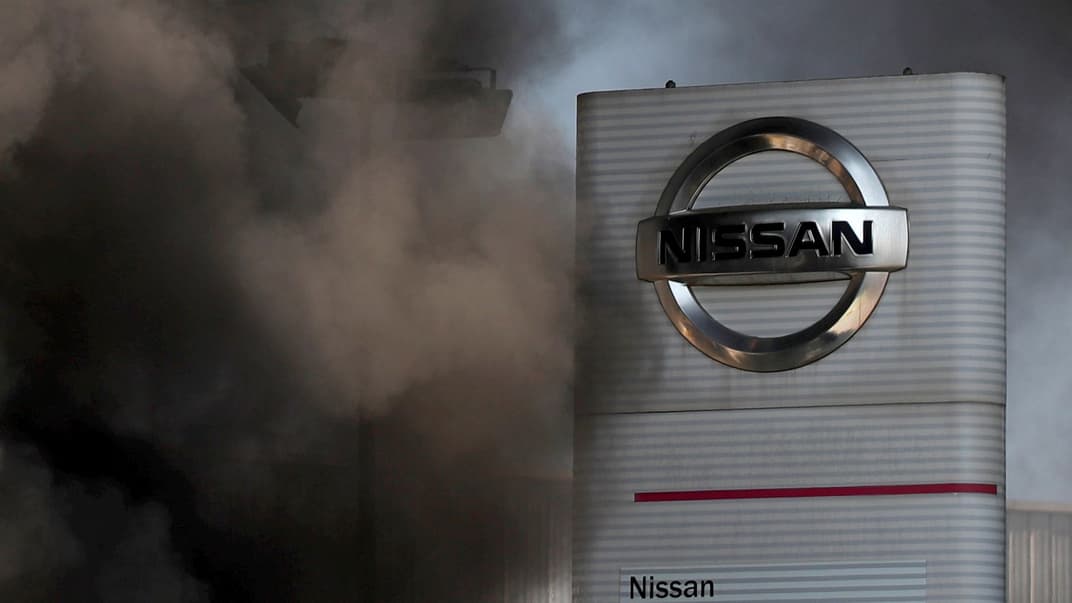 Логотип японської автомобільної компанії Nissan, що на заводі в Барселоні, оточений димом від палаючих шин. Компанія оголосила про закриття фабрики, що прямо й непрямо вплине на 30 тисяч робочих місць. Барселона, Іспанія, 28 травня 2020 року