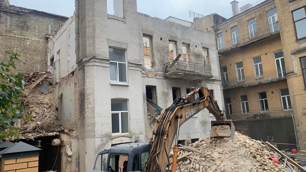 Флигель дома на Рейтарской, который уже успел повредить застройщик