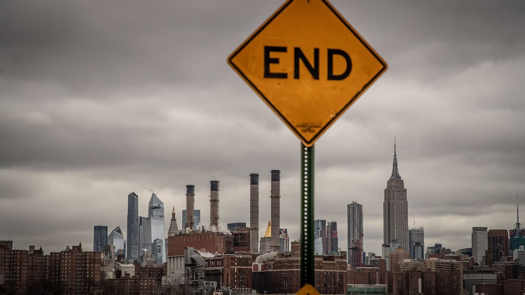 Дорожній знак, що означає «кінець шляху», і вид на Мангеттен з Брукліна, Нью-Йорк, США, 31 березня 2020 року