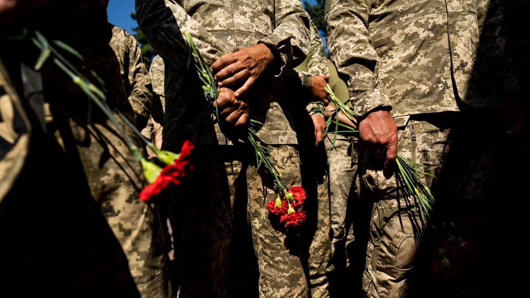 Украинские военные держат цветы во время церемонии прощания с Николасом Меймером, гражданином США и ветераном армии, погибшим во время боев в Бахмуте против российских войск, в Украинке