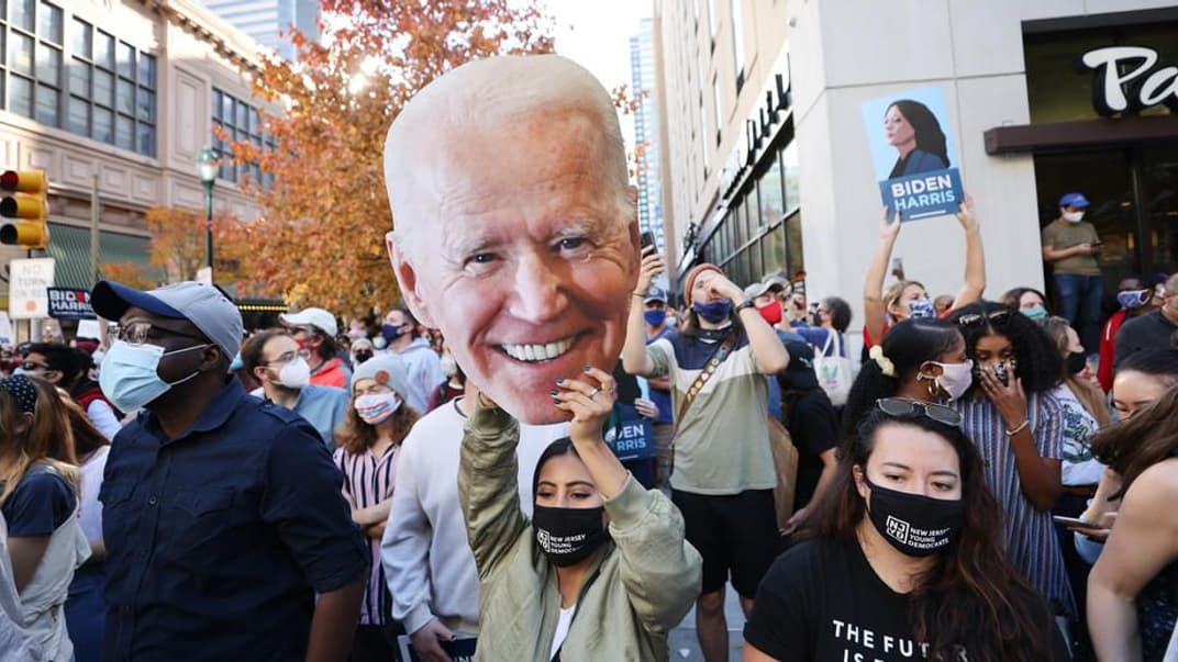 Сторонники Джо Байдена празднуют объявление о том, что он, скорее всего, станет сорок шестым президентом США в Филадельфии, штат Пенсильвания, США, 7 ноября 2020