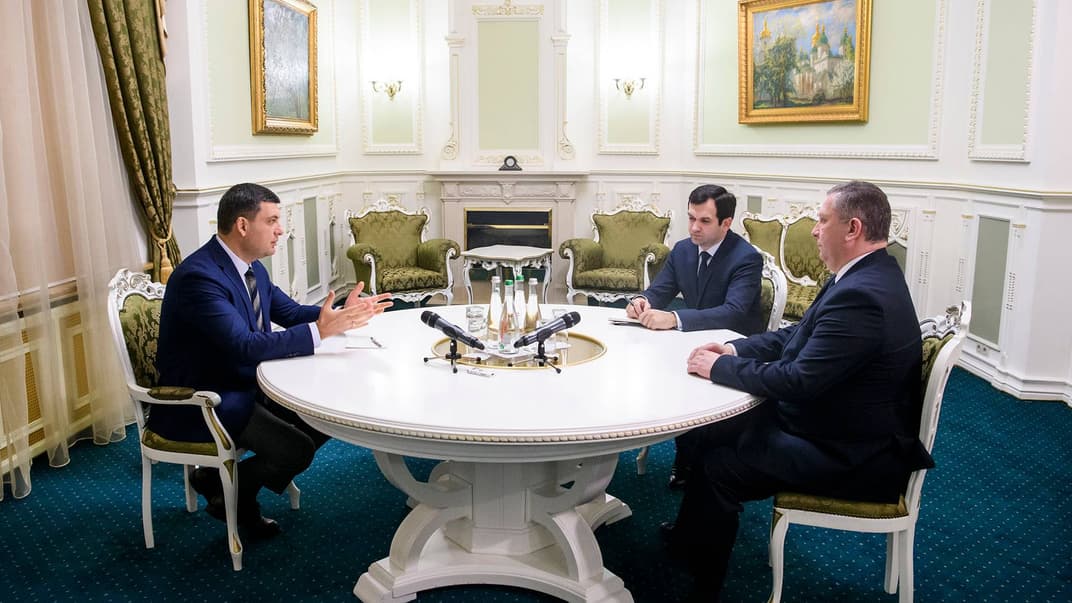 Зліва направо: прем'єр-міністр України Володимир Гройсман, керівник Пенсійного фонду Євген Капінус та міністр соціальної політики України Андрій Рева під час наради щодо поточної ситуації в системі пенсійного забезпечення, Києві, 27 листопада 2018 року