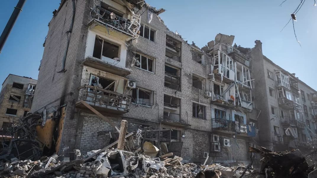 Багатоповерхівка в Покровську Донецької області, у яку поцілили російські війська