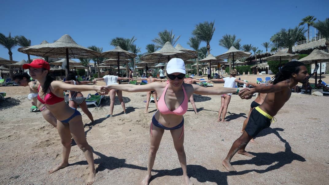 Туристы на пляже в городе Шарм-аль-Шейх, Египет, 26 сентября 2020 года
