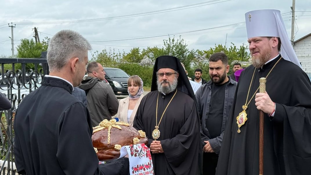 Єпископ Антіохійської православної церкви Димитрій (ліворуч) та поставлений росіянами митрополит Донецький та Маріупольський Володимир (праворуч) у Маріуполі, 8 травня 2025 року
