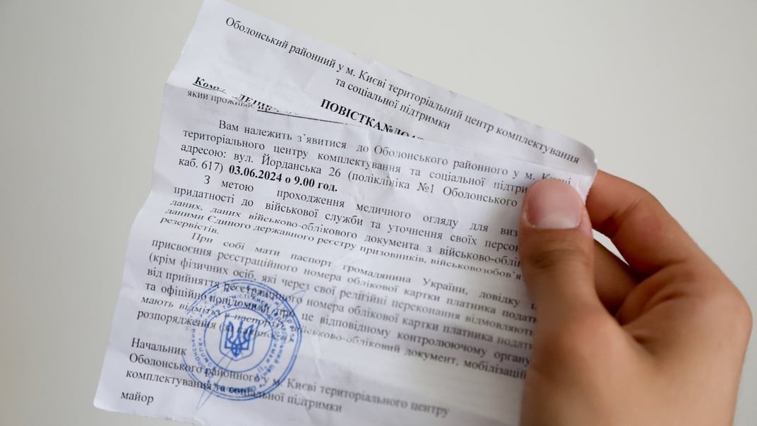 Иллюстративное фото. Повестка, выданная в ТЦК и СП в Киеве, июнь 2024 года
