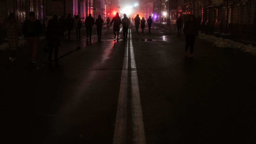Люди гуляют по центру Киева, где после российского ракетного обстрела за день до этого исчезло электричество, 24 ноября 2022 года
