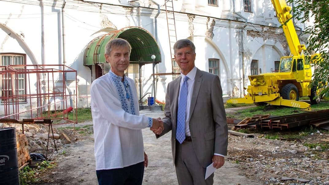 Тимчасовий повірений у справах США Вільям Тейлор (праворуч) та президент Києво-Могилянської академії Андрій Мелешевич