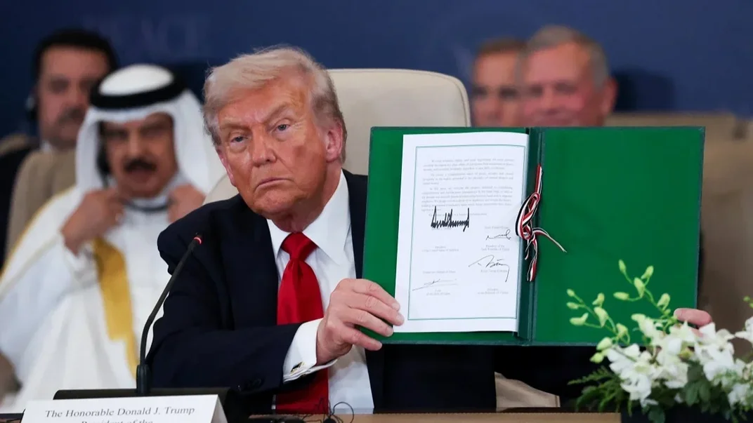 Президент США Дональд Трамп показує підписану угоду щодо припинення війни в Секторі Гази, 13 жовтня 2025 року