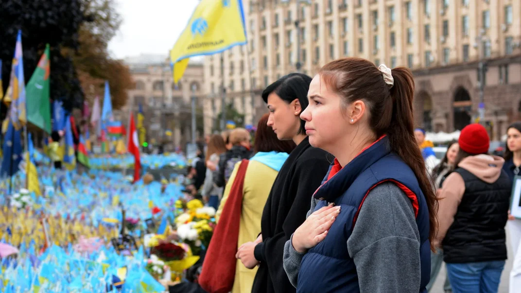Люди вшановують загиблих українських військових під час хвилини мовчання в Києві Люди вшановують загиблих українських військових під час хвилини мовчання в Києві