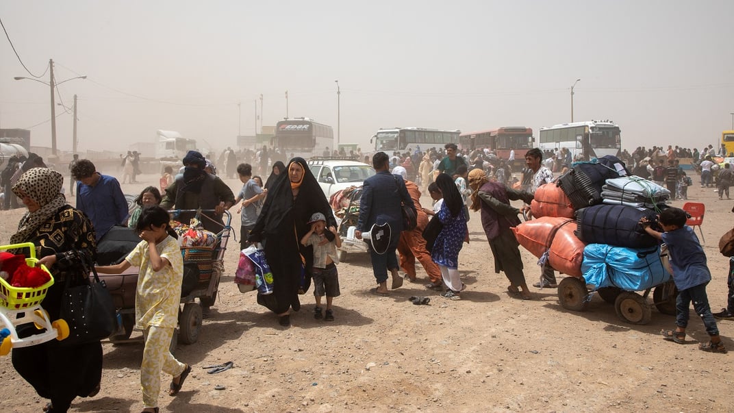 Ілюстративне фото. Депортовані Іраном афганські біженці несуть особисті речі після перетину кордону в місті Іслам-Кала, 4 липня 2025 року