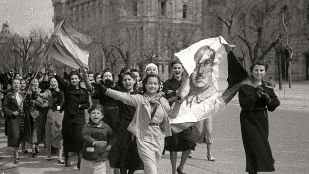 Ілюстративне фото. Жителі Мадрида несуть портрет Франсіско Франко, святкуючи введення націоналістичних військ до міста