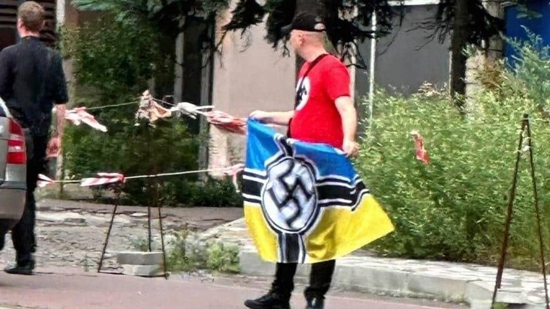 Поліція шукає чоловіка, який у Києві показував прапор зі свастикою