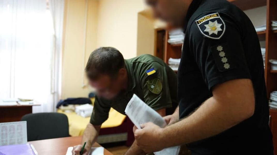 Оперативный дежурный Закарпатского ОТЦК Константин Вари подписывает подозрение