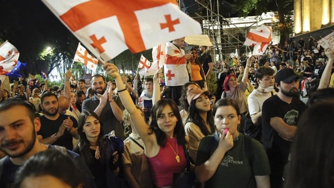 Протести біля будівлі парламенту Грузії проти закону про «іноагентів»