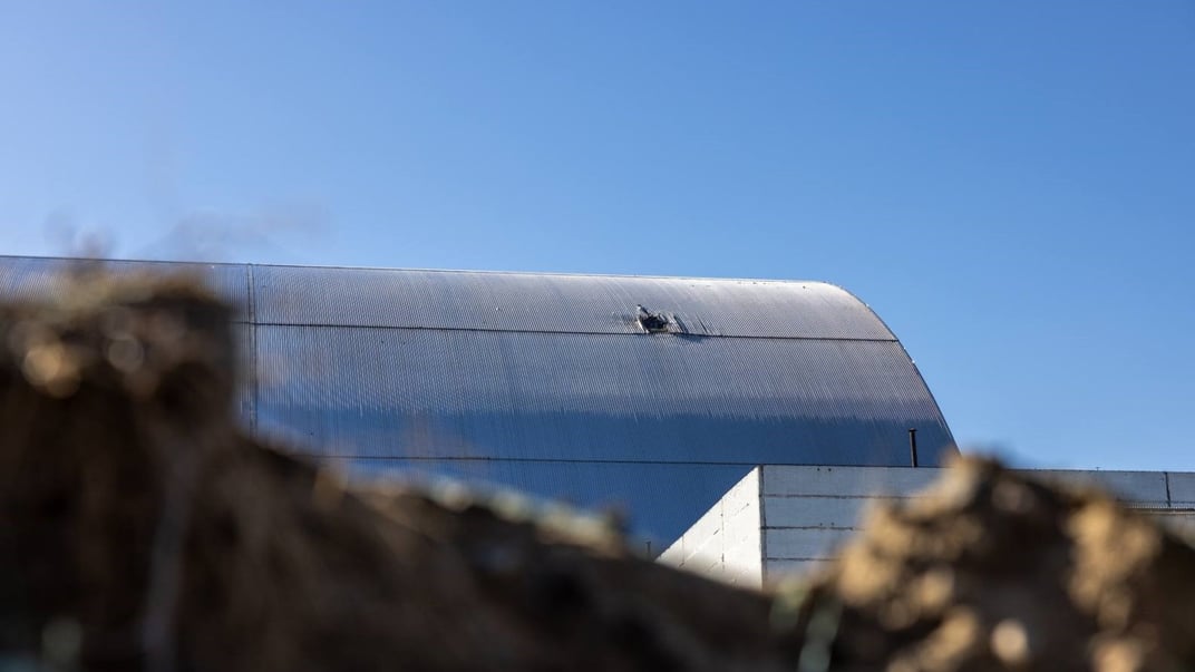 Діра в арці НБК Чорнобильської АЕС, яка виникла після російської атаки