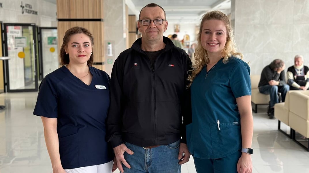 Пацієнт Віталій з Львівщини та медики, які надавали йому допомогу