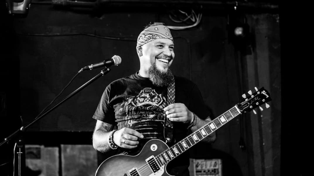 Командир медицинской роты десантно-штурмовой бригады Андрей Жолоб в Нижнем зале театра кукол во Львове