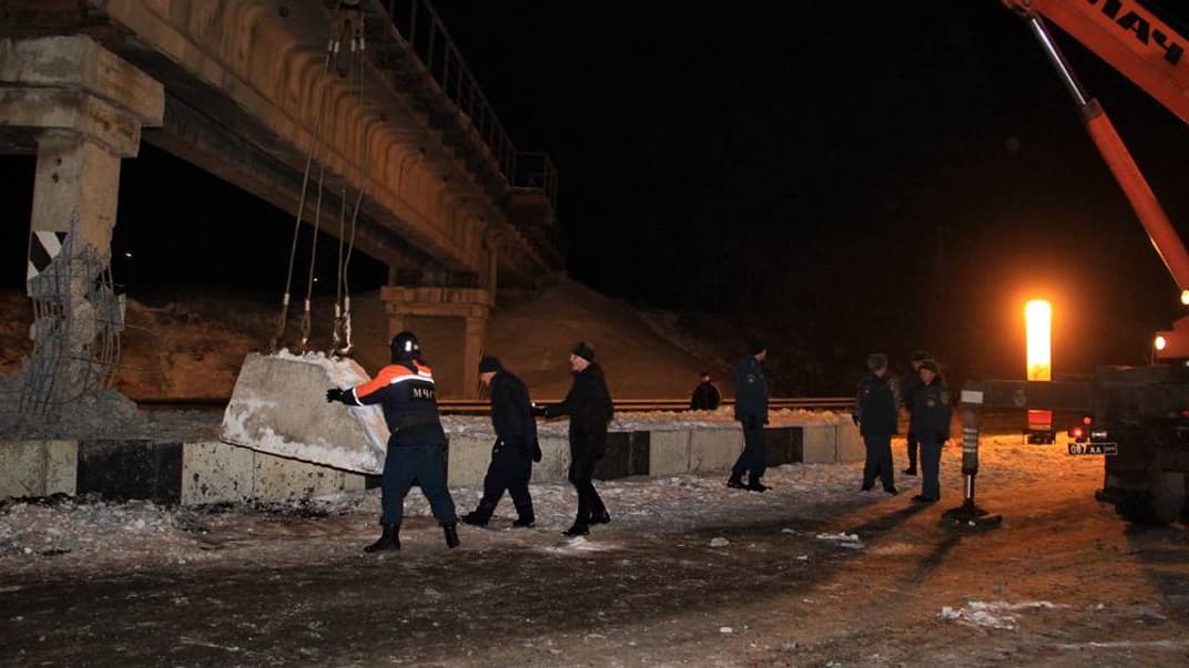 Аварійні роботи на підірваній ділянці мосту