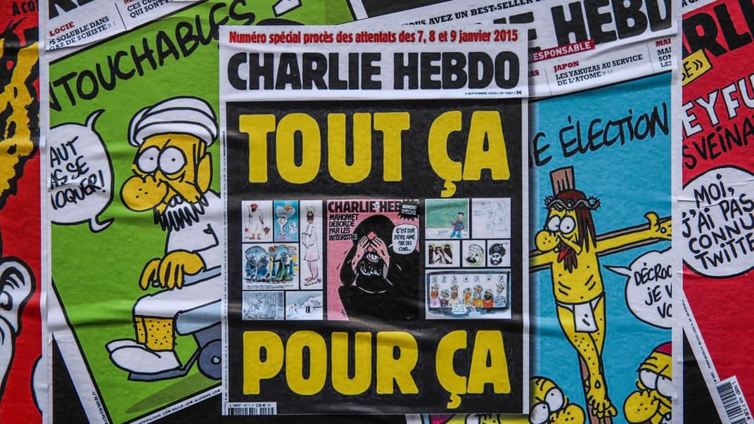 Обкладинка нового випуску сатиричного тижневика Charlie Hebdo. На ньому зображені карикатури на пророка Мухамеда, які й стали причиною нападу на редакцію в січні 2015 року, внаслідок якої загинули 11 її працівників. Із нагоди початку суду над обвинуваченими у справі журнал вирішив перевидати карикатури