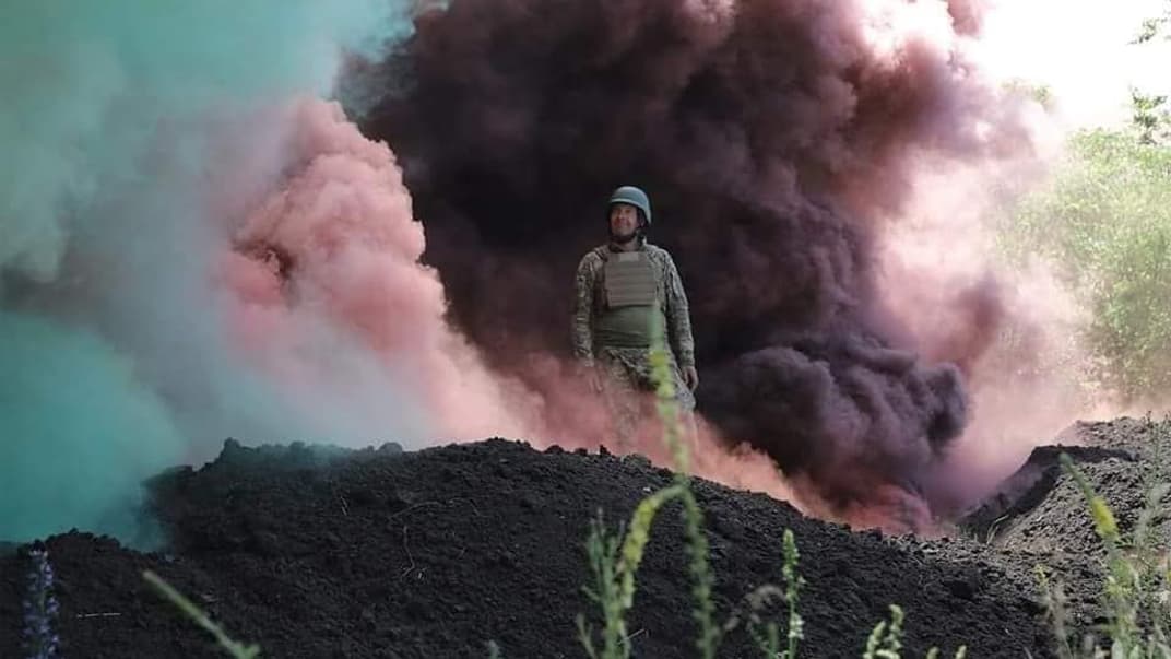 Український військовослужбовець на полі бою