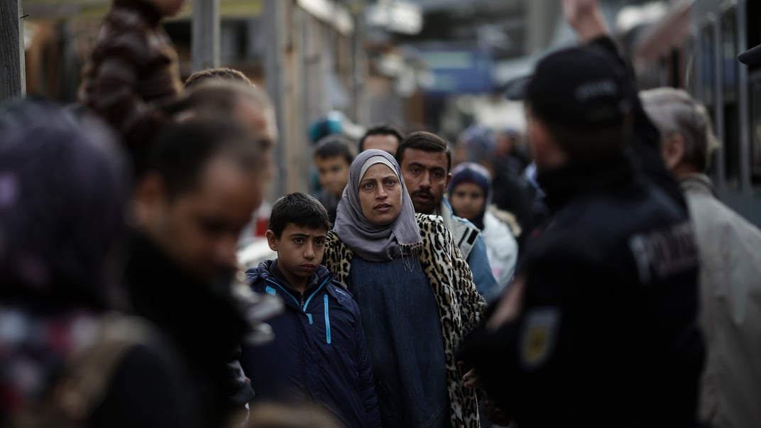 Беженцы и мигранты, в основном из Сирии, прибывают на железнодорожную станцию приграничного города Пассау на юге Германии, 16 сентября 2015 года