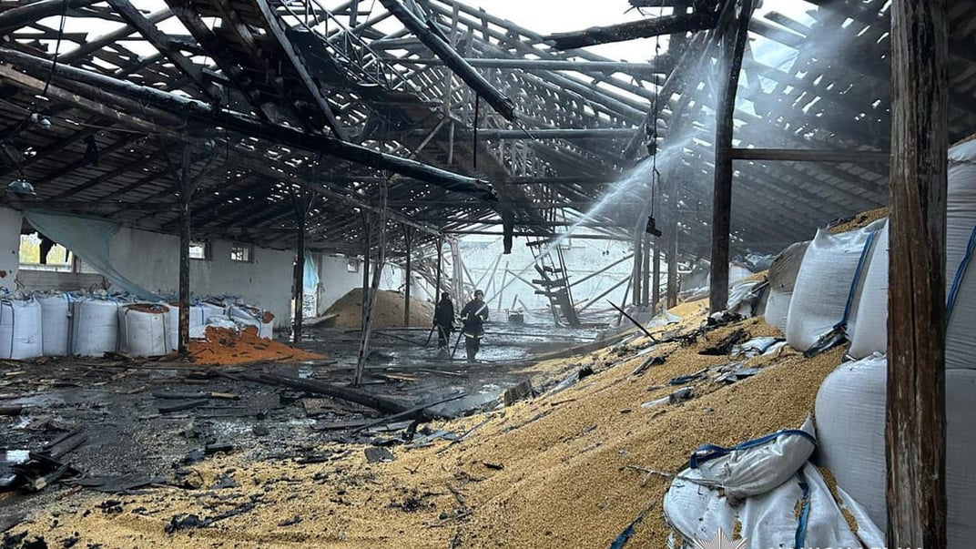 Оккупанты атаковали здание с зерном в Черниговской области