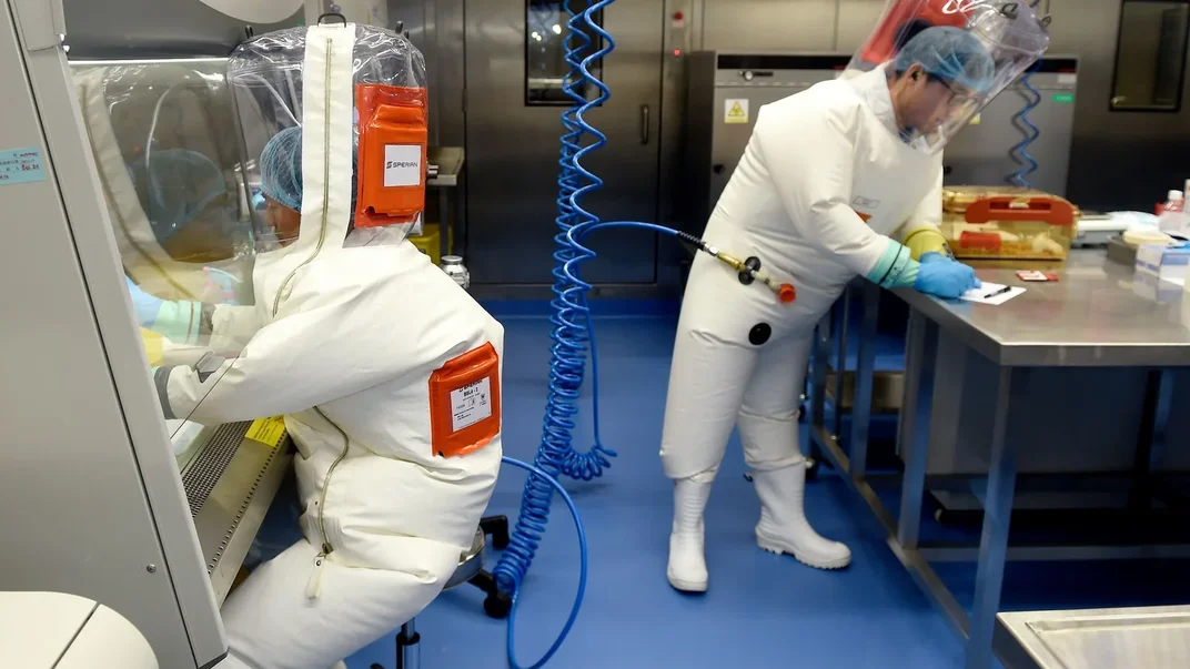 Исследователи работают в лаборатории Уханьского института вирусологии в Китае, 23 февраля 2017 года