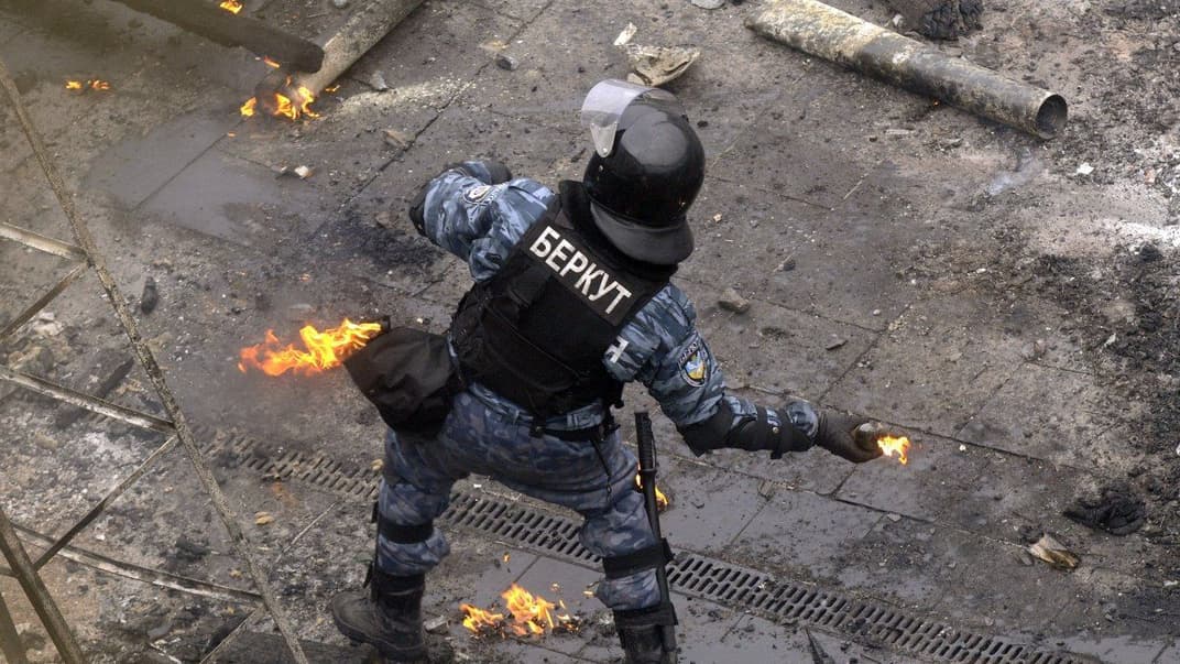 Боец спецподразделения «Беркут» на Майдане Независимости в Киеве, 19 февраля 2014